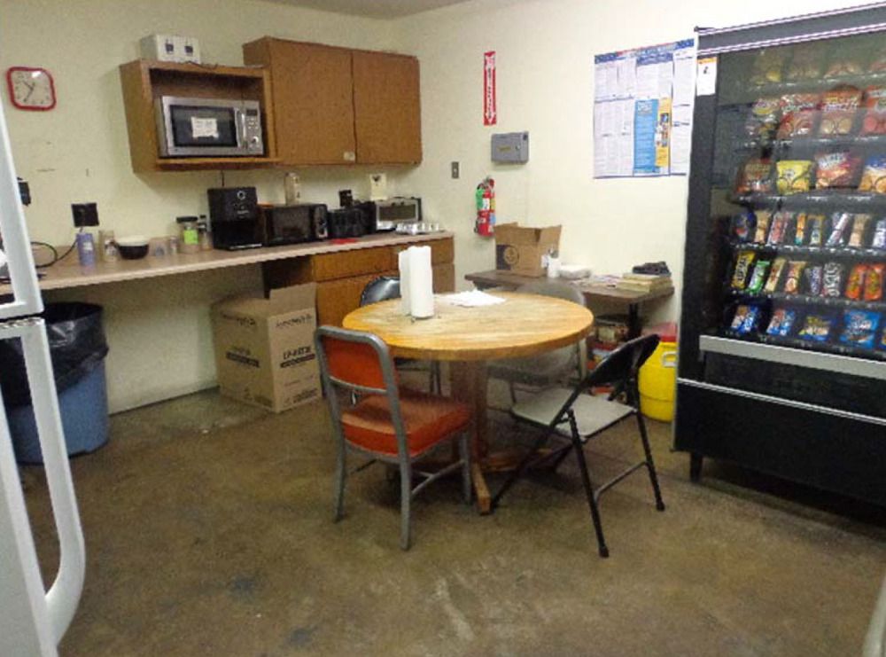 Office/Warehouse/Production Building Near I-74: 1050 W Bloomington Rd, Champaign, IL 61821